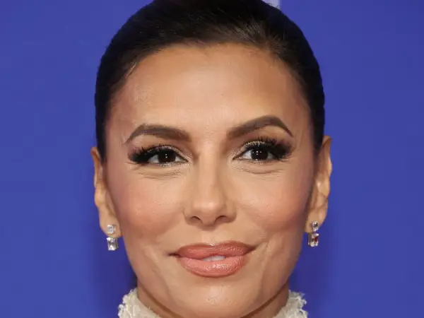 Eva Longoria luce un peinado recogido con mechas halo que enmarcan su rostro, realzando sus ojos y labios.
